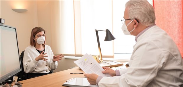 Der Onkologe Dr. Erik Engel  im Gespräch mit einer Krebspatientin in seiner Hämatologisch-onkologischen Praxis Altona (HOPA) in Hamburg.