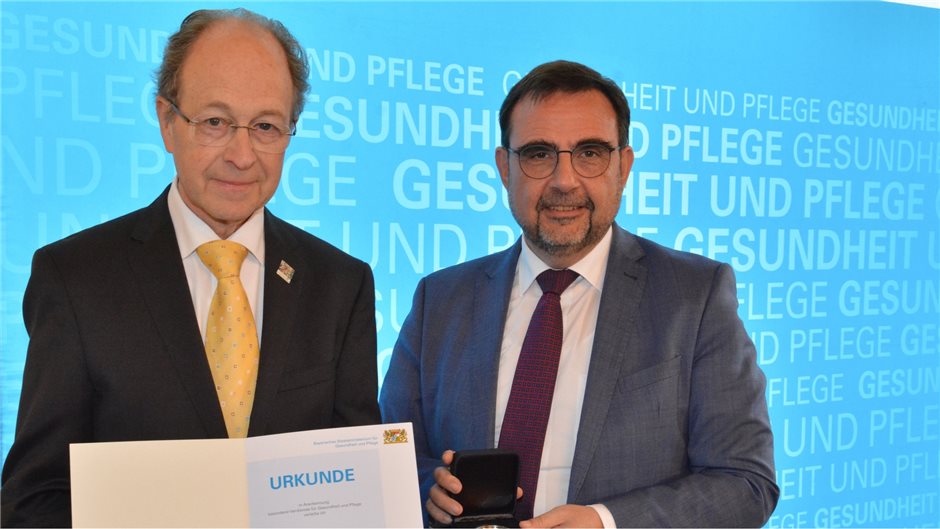 Der Onkologe Dr. Thomas Binsack prägte die Hospiz- und Palliativversorgung in Bayern wesentlich mit. Dafür überreichte ihm Bayerns Gesundheitsminister Klaus Holetschek dieBayerische Staatsmedaille für Verdienste um Gesundheit und Pflege.