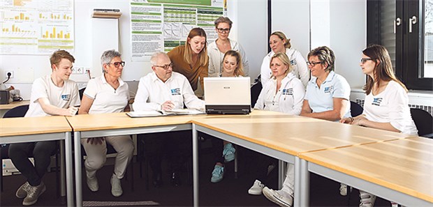 Teilhaben am Fortschritt der Medizin Der Onkologe Professor Stephan Schmitz und sein Studienteam in der Besprechung.