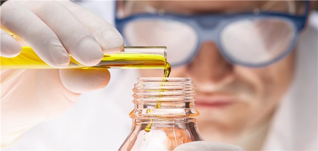 Pharmaindustrie erwartet wieder Wachstum Ein Forscher schüttet eine Flüssigkeit in eine Flasche.