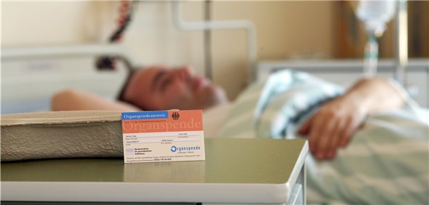 Wenn Patientenverfügung und Organspendeausweis kollidieren Der Organspendeausweis allein reicht in manchen Fällen zur Entscheidungsfindung nicht aus.