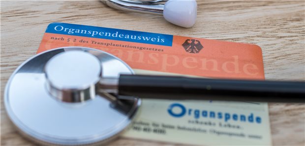 Patientenschützer mahnt bessere Organspende-Bedingungen an Der Organspendeausweis als eine Möglichkeit, eine Organspendebereitschaft zu dokumentieren. Das bundesweite Spenderegister lässt indes noch auf sich warten.