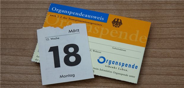 Der Organspendeausweis hat auch nach der Freischaltung des Registers am 18. März noch nicht ausgedient. Die Entnahmekliniken werden erst ab Juli vollständig angebunden sein.