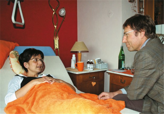 Palliativ-Netze versorgen immer mehr Patienten Der Palliativmediziner Dr. Thomas Sitte vom SAPV-Netz in Fulda koordiniert die Versorgung seiner Patientin Kerstin S. seit 2006. © ine