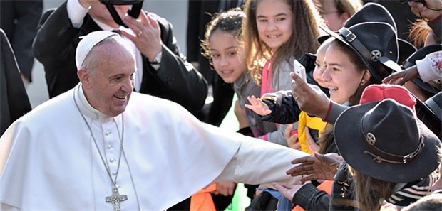 Kinder denken ich bin Arzt - und weinen Der Papst bringt Kinder zum Lachen - und auch welche zum Weinen.