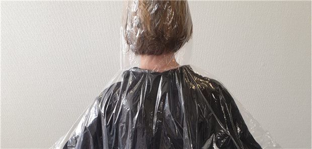 Regenponchos für den Corona-Patientenkontakt Der Party-Regenponcho soll jetzt zumindest etwas Schutz für die Praxismitarbeiterinnen bieten.