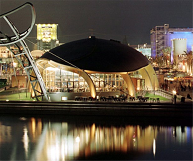 Gesundheit - Thema für die Expo 2000 Der Pavillon der Hoffnung mit dem Wahrzeichen der Expo, dem Wal.