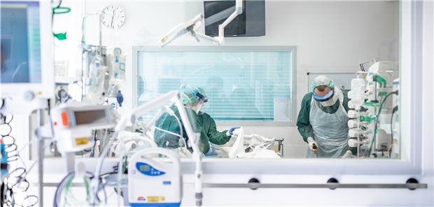Der Personalschlüssel in der Intensivmedizin muss dringend im Blick behalten werden, fordert die Deutsche Gesellschaft für Internistische Intensivmedizin und Notfallmedizin (DGIIN). (Symbolbild)