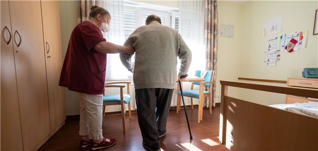 Der Pflege fehlen seit Jahren Fachkräfte. Strenge Personalvorgaben, die eigentlich die einzelnen Kräfte entlasten sollen, können da schnell neue Probleme bringen. (Archivbild)