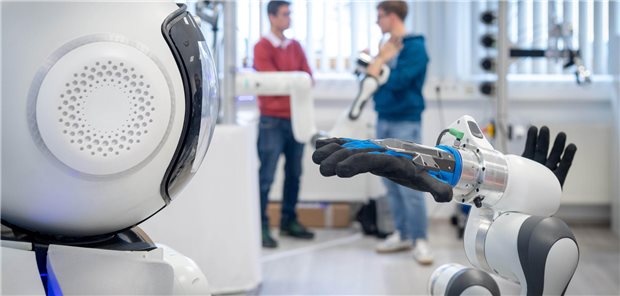 Münchner Pflegeroboter schwebt über japanisches Messeparkett Der Pflegeroboter GARMIN wird nun laut TU München in einer Musterwohnung in Garmisch-Partenkirchen aktiv, um ihn weiter optimieren zu können.