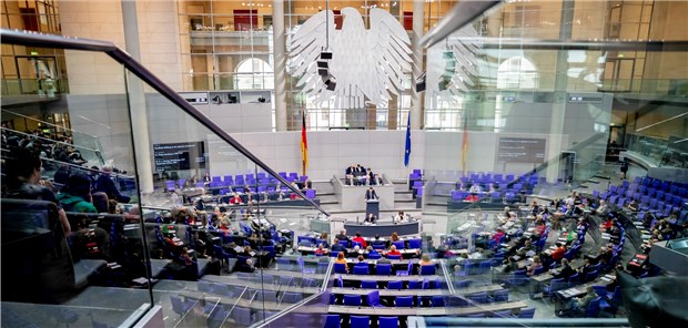 Schluss mit „Zettelwirtschaft“ in Arztpraxen Der Plenarsaal des Deutschen Bundestages: Die Abgeordneten stimmten mehrheitlich für das DVG, das das Gesundheitswesen digitaler machen soll.