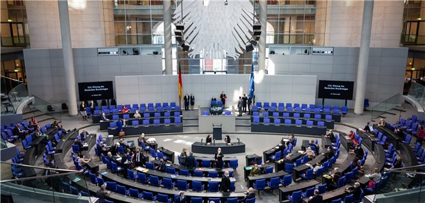 Corona-Krise: Opposition warnt vor Blanko-Vollmacht für Spahn Der Plenarsaal des Deutschen Bundestages kurz vor Beginne einer Sitzung.