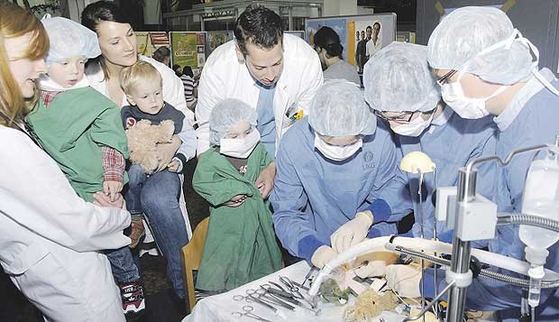 Der Teddy kommt mit Beinbruch in die Klinik Der Plüsch-Hase braucht eine Operation: Viele Kinder schauen gebannt zu, wie eine Schraube entfernt wird.