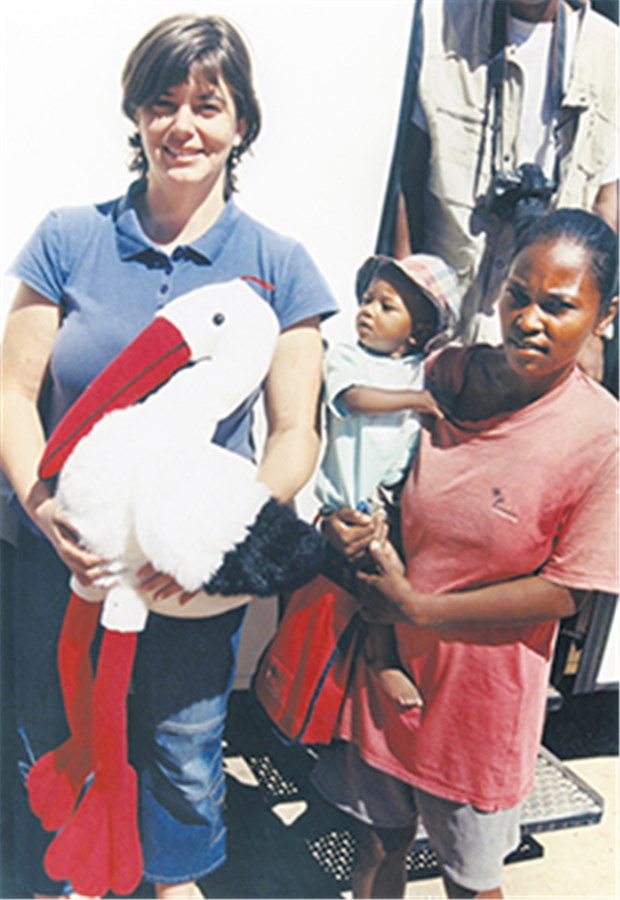 Mit dem Hebammen-Mobil durch Madagaskar Der Plüsch-Klapperstorch das das markante Markenzeichen des Hebammen-Mobils, mit dem Tanja Hock (links) in Madagaskar Frauen hilft.
