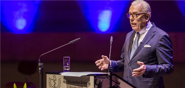 Der Präsident der Bundesärztekammer, Dr. Klaus Reinhardt, beließ es bei der Eröffnung des Deutschen Ärztetages in Essen nicht bei Appellen und höflichen Worten. Gegenüber Gesundheitsminister Lauterbach äußerte er deutliche Kritik - und bekam entsprechenden Applaus aus dem Saal der Philharmonie Essen.&#xA;