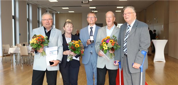 Landesärztekammer Thüringen ehrt gestandene Ärztinnen und Ärzte Der Präsident der Landesärztekammer, Dr. Hans-Jörg Bittrich (Mitte), verlieh die Ehrennadel der Thüringer Ärzteschaft an die Thüringer Ärztinnen und Ärzte (v.l.) Professor Jörg Schubert, Dr. Rita Heidt, PD Dr. Jochen Meyer und Dr. Franz Robiller.