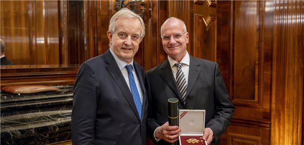 Goldenes Ehrenzeichen für Erik Bodendieck Der Präsident der ÖÄK, OMR Dr. Johannes Steinhart, überreicht Erik Bodendieck das Goldene Ehrenzeichen.