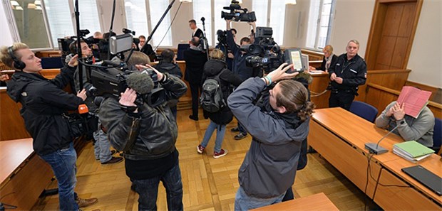 Nun auch Klinikärzte vor dem Kadi Der Prozess gegen Niels H. (ganz rechts) wurde von einem massiven Medienaufgebot begleitet. Jetzt sind auch in diesem Kontext Ärzte angeklagt.