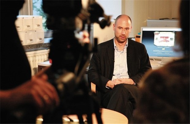 Verloren in der Welt des Internets? Psychiater bietet Online-Hilfe an Der Psychiater Bert te Wildt bietet per Webcam Gespräche an.