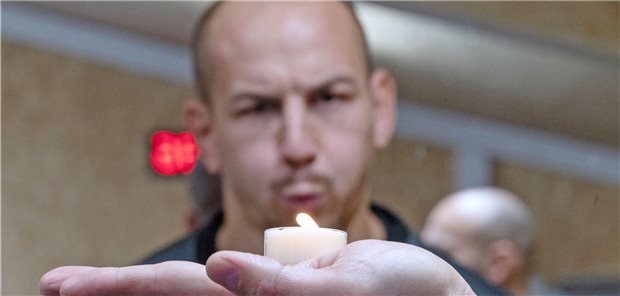 Mit letztem Atem: Ringer Stäbler bekämpft seine Corona-Folgen Der Ringer Frank Stäbler pustet während eines Atemtrainings eine Kerze aus.