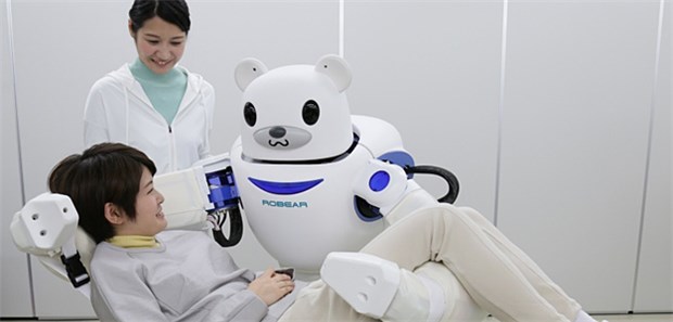 Werden wir bald von Robotern versorgt? Der Roboter ROBEAR kann Menschen aus dem Bett heben und auf einem Rollstuhl platzieren.