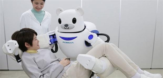 Robo-Doc, übernehmen Sie! Der Roboter ROBEAR kann Menschen aus dem Bett heben und auf einem Rollstuhl platzieren.