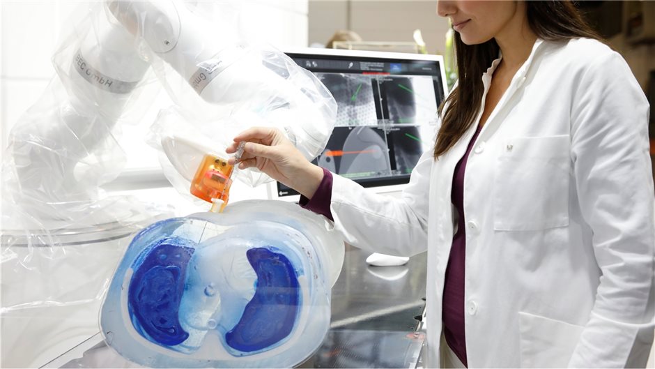 Der Robotikspezialist KUKA präsentiert mit `LBR Med" die weltweit erste robotisc...