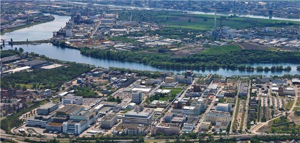 Roche geht bei Antigentests kräftig aufs Gaspedal Der Roche-Standort Mannheim aus der Luft: Das Unternehmen entwickelt sowohl SARS-CoV-2-Tests als auch Wirkstoffe gegen COVID-19.