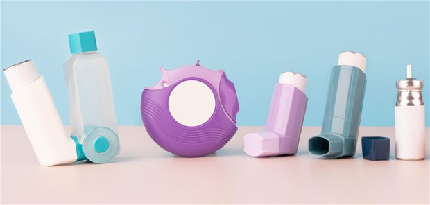 Asthma-Inhalatoren für Asthma-Patienten auf einem Tisch. Pharmazeutisches Produkt wird verwendet, um Asthmaanfallssymptome zu verhindern oder zu lindern.