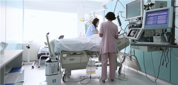 Neue Kriterien zur Risikoeinschätzung von Intensivpatienten  Der SOFA-Score ist ein standardisiertes Instrument zur Einschätzung des Mortalitätsrisikos bei Patienten auf der Intensivstation. An der Präzision und Aussagekraft von SOFA-1 wurden aber immer wieder Zweifel geäußert.