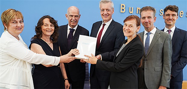 70 Empfehlungen für eine bessere Versorgung Der Sachverständigenrat zur Begutachtung der Entwicklung im Gesundheitswesen beim Bundesgesundheitsministerium um Professor Gabriele Meyer (v.l.), Professor Marion Haubitz, Professor Eberhard Wille, Professor Ferdinand Gerlach, Professor Petra Thürmann, Professor Wolfgang Greiner und Professor Jonas Schreyögg, stellt das Gutachten «Bedarfsgerechte Steuerung der Gesundheitsversorgung» vor.