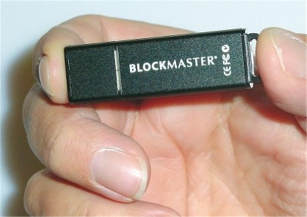 USB-Stick mit eingebautem Datenschutz Der SafeStick: Patientendaten können vor unberechtigtem Zugriff geschützt werden.
