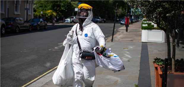 Britische Tracing-App offenbart viele Mängel Der Schutzanzug dieses Mannes in London könnte gegen eine COVID-19-Infektion helfen, bei der Tracing-App der Briten ist das derzeit nicht sicher.