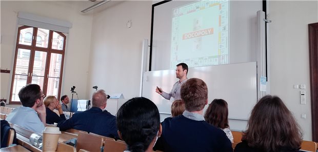 Was hat Medizinrecht mit Monopoly zu tun, Dr. Unger? Science Slammer Dr. Constantin Unger vergleicht das Medizinstudium und die Weiterbildung gerne mit einer Partie Monopoly.