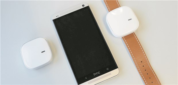 Sensor verhindert Stürze bei Senioren Der Sensor lässt sich unauffällig wie eine Uhr am Handgelenk tragen.