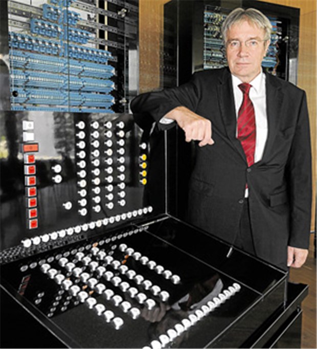 Multiplizieren, dividieren und Quadratwurzeln in drei Sekunden Der Sohn von Konrad Zuse, dem Erfinder der ersten programmierbaren Rechenmaschine, Horst Zuse, vor einem Nachbau des Z3.