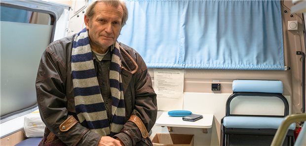 Streikende Lkw-Fahrer in Südhessen im Arztmobil betreut Der Sozialmediziner Professor Gerhard Trabert sitzt in seinem Arztmobil. Vor Ort hat er streikende Lkw-Fahrer an einer Autobahn-Raststätte in Südhessen versorgt.