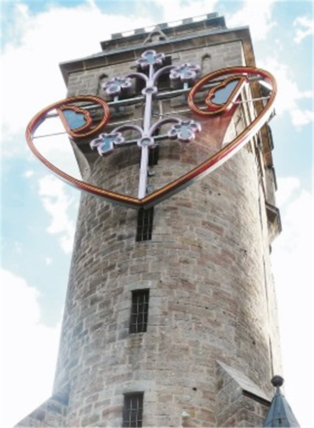 Ein Turm voller Leben über Marburgs Dächern Der Spiegelslustturm in Marburg ist zur Kulturstätte geworden. Mit einem gebührenpflichtigen Anruf lässt sich das Herz am Turm erleuchten. © coo