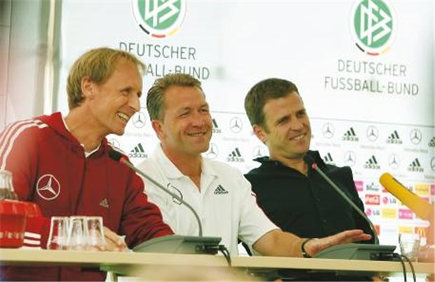Starke Psyche macht Fußballer gefährlich Der Sportpsychologe Dr. Hans-Dieter Hermann (links) mit Torwarttrainer Andreas Köpke und Oliver Bierhoff.
