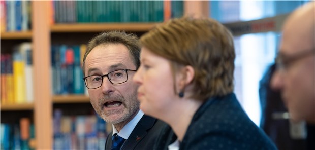 Kreativität und Regulierung sind nicht immer Gegensätze Der Staat als Förderer: Die Unterstützung des Landkreises ermöglichte den Aufbau der medizinischen Ferienakademie, berichtete Hausarzt Peter Löw.