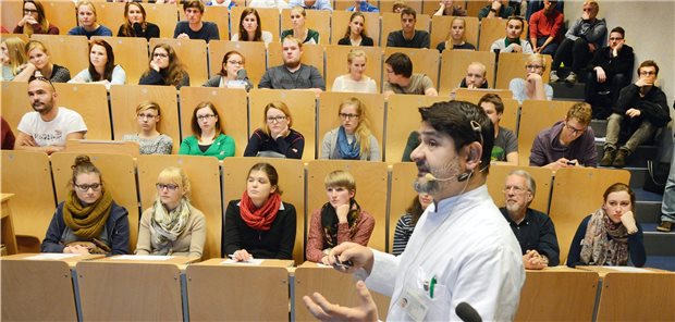 Bei zweimaligem Studienfachwechsel erlischt BAföG-Anspruch Studenten im Hörsaal.