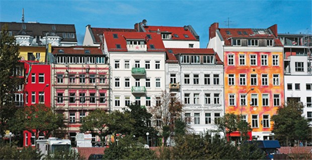 Mit Immobilien gegen die Inflation gefeit? Der Standort eines Hauses, hier die Hamburger Hafenstraße, entscheidet über den Wertzuwachs.