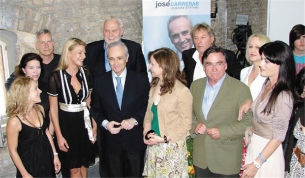 Werben für Leukämie-Forschung Der Star-Tenor José Carreras (Mitte) im Kreis der Botschafter seiner Stiftung. Mit dabei sind die Schauspielerinnen Judith Hildebrandt, Gudrun Landgrebe, Sophie Schütt (links) sowie Vicky Leandros und Elmar Wepper (rechts).