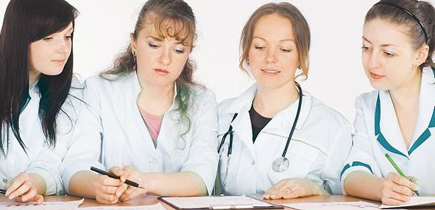 25 Jahre im Dienste der MFA Der Stellenwert von Medizinischen Fachangestellten hat sich verbessert. Durch stetige Weiterbildung könnten sie künftig noch mehr Verantwortung übernehmen.