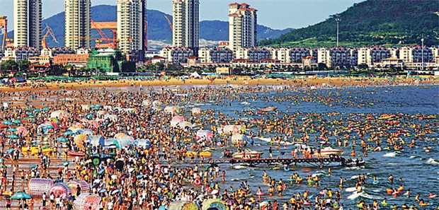 Gesundheitspflege am Strand Der Strand von Qingdao im Sommer: Jährlich besuchen 40 Millionen Touristen die Stadt am Meer.