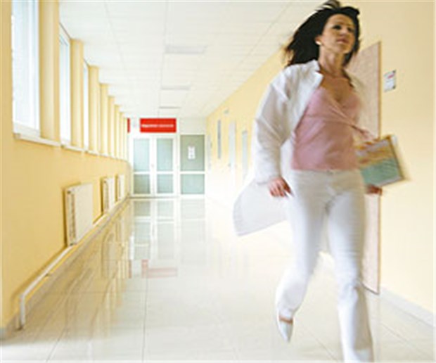 Mehr Gehalt und weniger Arbeitszeit Der Stress für Klinikärzte bleibt, aber wenigstens gibt es weniger Wochenarbeitsstunden.