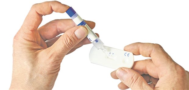 Der Stuhltest (IFOBT) zur Darmkrebsfrüherkennung ist so einfach vorzunehmen, wie ein Corona-Schnelltest.