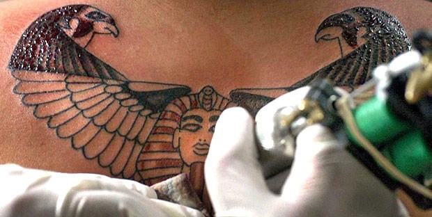 Misslingt ein Tattoo, darf der Tätowierer erneut zustechen Der Tätowierer dürfe aus juristischer Sicht Fehler auf der Haut des Kunden nachbessern, argumentierte der Richter.