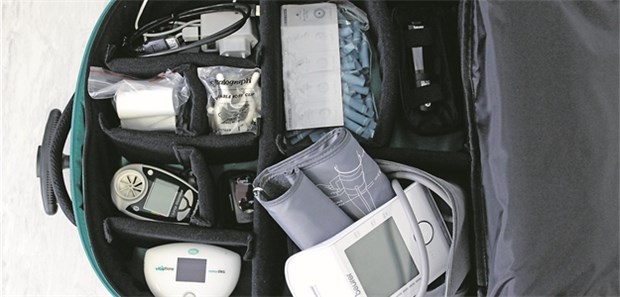Der Telemed-Rucksack, den die VERAH auf Hausbesuche mitnimmt, enthält alles nötige, um die wichtigsten Vitaldaten eines Patienten direkt in die Praxis zu überspielen und via Web-Kamera Rücksprache mit dem Arzt zu halten. © vitaphone