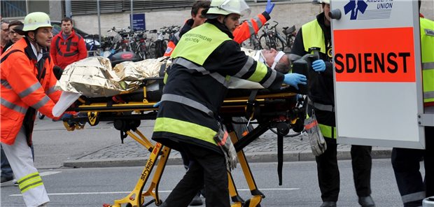 Der Transport von Schwerverletzten kann ein belastender Einsatz für Rettungssanitäter sein – und sogar zu einer Posttraumatischen Belastungsstörung führen.